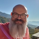 Burggrafenamt Porträt eines Mannes mit Brille und langem Bart vor Berglandschaft