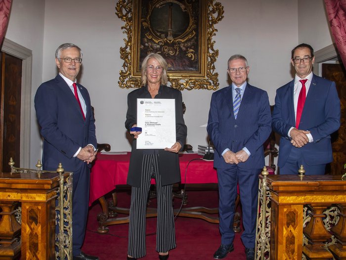 Premio Economia Alto Adige 2023: 6 aziende artigiane di lvh.apa insignite Quattro persone in cerimonia, una donna tiene un certificato in mano