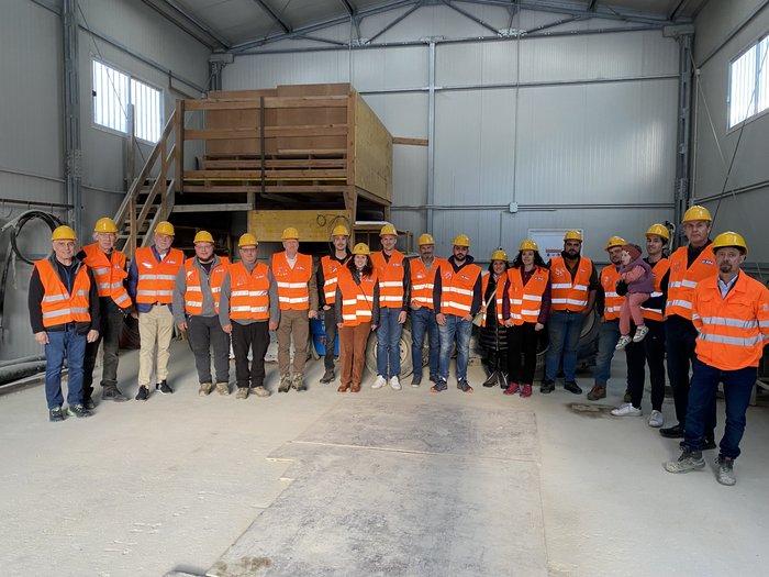 Riunione del gruppo comunale Castelbello-Ciardes di lvh.apa: un’esperienza particolare Gruppo di operai con caschi di sicurezza e giubbotti arancioni in capannone