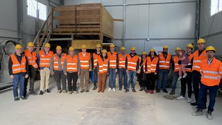 News Gruppe von Arbeitern mit Sicherheitshelmen und orangenen Warnwesten in Halle