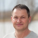 Untervinschgau Porträt eines lächelnden Mannes mittleren Alters vor unscharfem Hintergrund