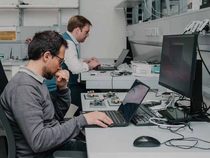 Start-up Receptic sagt Werkzeug-Verlust den Kampf an Zwei Männer arbeiten an Laptops und Elektronik im Büro