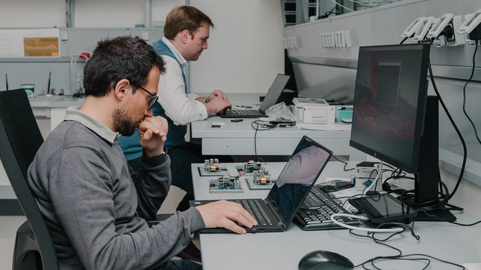 Start-up Receptic sagt Werkzeug-Verlust den Kampf an Zwei Männer arbeiten an Laptops und Elektronik im Büro