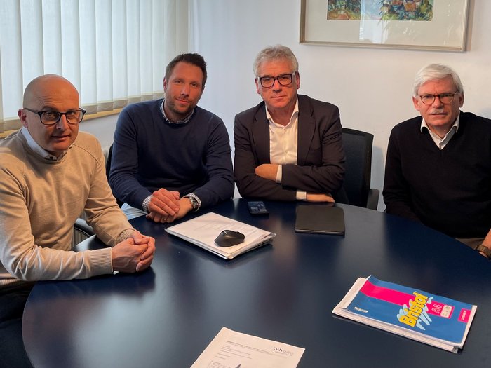 Importante incontro tra il gruppo Edilizia di lvh.apa e i rappresentanti del Consorzio dei Comuni Quattro uomini seduti attorno a un tavolo in un ufficio durante una riunione