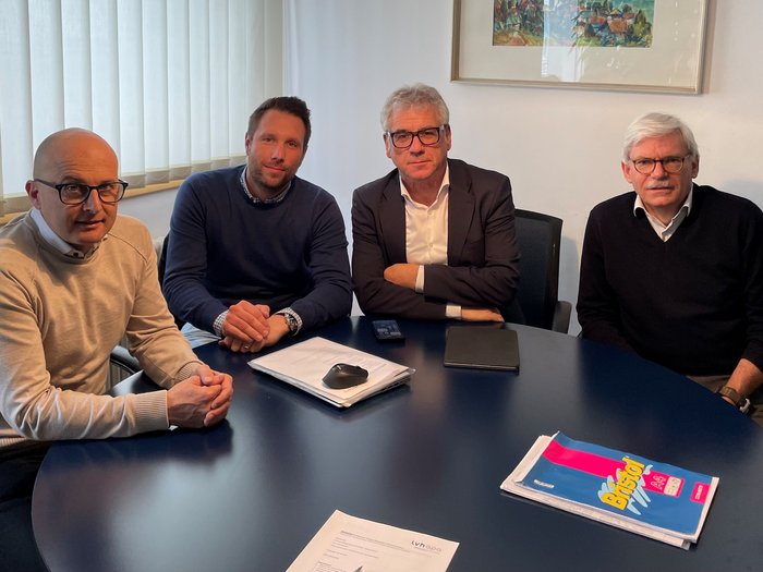 Wichtiges Treffen zwischen Baugruppe im lvh und Vertretern des Gemeindenverbands Vier Männer in einem Büro sitzen an einem runden Tisch bei einem Treffen