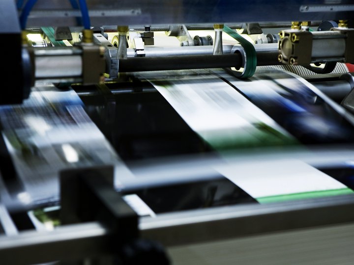 Ausbildung Schnelldruckmaschine druckt farbige Broschüren oder Magazine