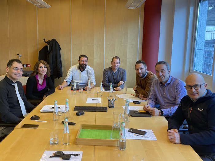 Winterlohnausgleich: Gesetzesanpassung angepeilt Acht Personen bei einer Besprechung an einem Konferenztisch in einem Büro