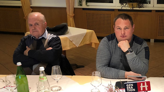 News Zwei Männer sitzen an einem Tisch mit Getränken in einem Raum