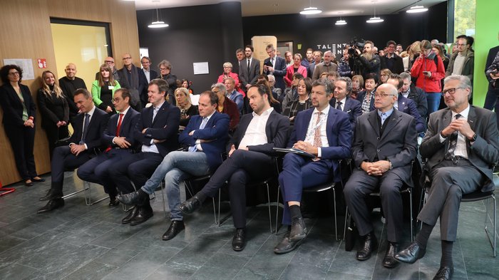 Eröffnung des Talentcenters Bozen: eine neue Initiative für die Berufsorientierung der Südtiroler Jugendlichen Gruppe von Menschen bei einer formellen Veranstaltung in einem modernen Raum