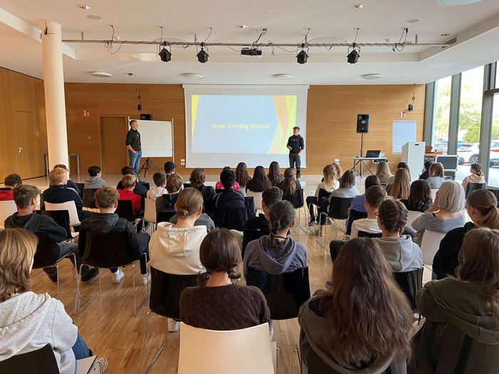 Scuola media di Lana: avvicinarsi al mondo dei mestieri pratici Studenti seduti ad ascoltare una presentazione in una stanza