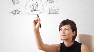 News Frau zeichnet verschiedene Diagramme und Grafiken an eine transparente Fläche