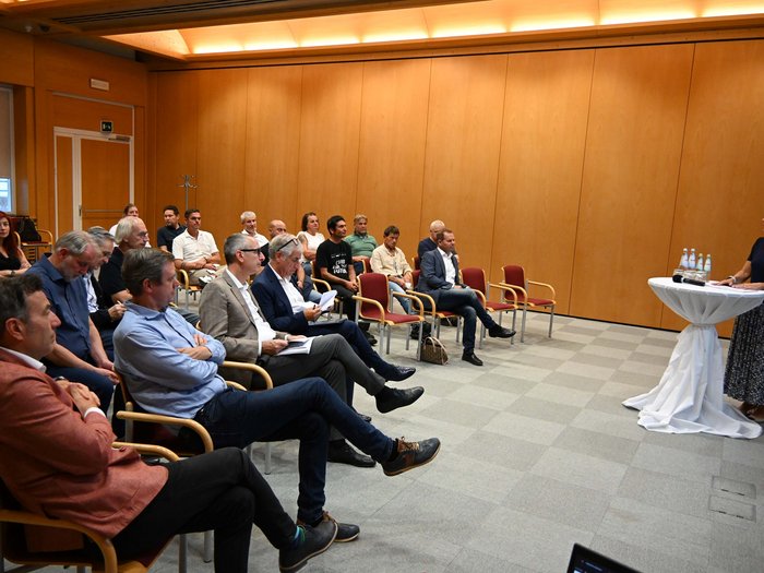 Partecipare. Contribuire. Decidere –L’lvh.apa rafforza il dialogo con i comuni altoatesini Donna che tiene un discorso davanti a un pubblico seduto in una sala conferenze