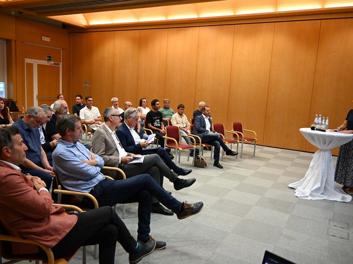 Mitreden. Mitgestalten. Mitbestimmen – lvh stärkt Austausch mit Südtirols Gemeinden Frau hält Vortrag vor sitzendem Publikum in einem Konferenzraum