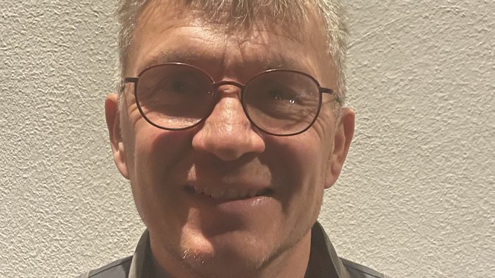 Traffico sulla MeBo: una situazione insostenibile per l’economia Ritratto di un uomo sorridente con occhiali davanti a un muro chiaro