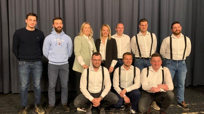 Neuer Ortsausschuss der Handwerker/innen gewählt Gruppe von zehn Personen in legerer und formeller Kleidung vor einem Vorhang