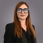 Sabrina Zecchinato Ritratto di donna con capelli rossi lunghi e abbigliamento nero su sfondo grigio