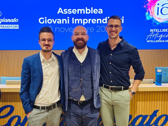 Eletto il nuovo presidente dei giovani imprenditori di Confartigianato: i giovani artigiani di lvh.apa erano presenti a Roma! Tre uomini all'assemblea dei giovani imprenditori con sfondo blu