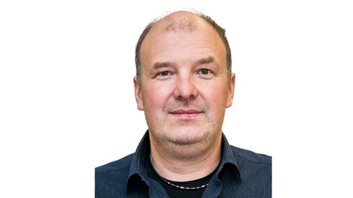 Gemeinderatswahlen 2020: Handwerker vertreten Wirtschaft und Gesellschaft Porträt eines Mannes mit blauem Hemd vor weißem Hintergrund