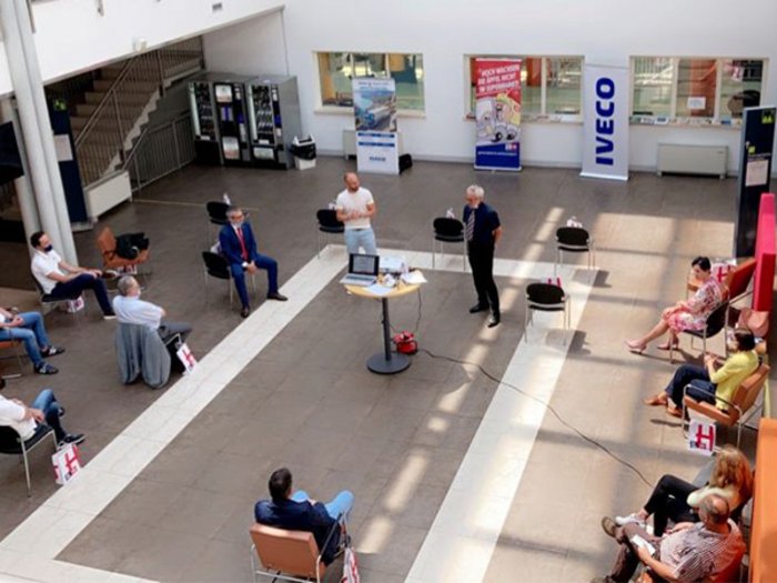 lvh-Warentransporteure rüsten sich für die Zukunft Menschen sitzen mit Abstand in einem großen Raum bei einer Präsentation