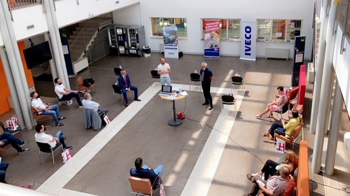 lvh-Warentransporteure rüsten sich für die Zukunft Menschen sitzen mit Abstand in einem großen Raum bei einer Präsentation