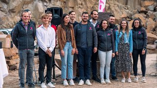 News Gruppe von zwölf Personen steht draußen vor Felsen für ein Gruppenfoto