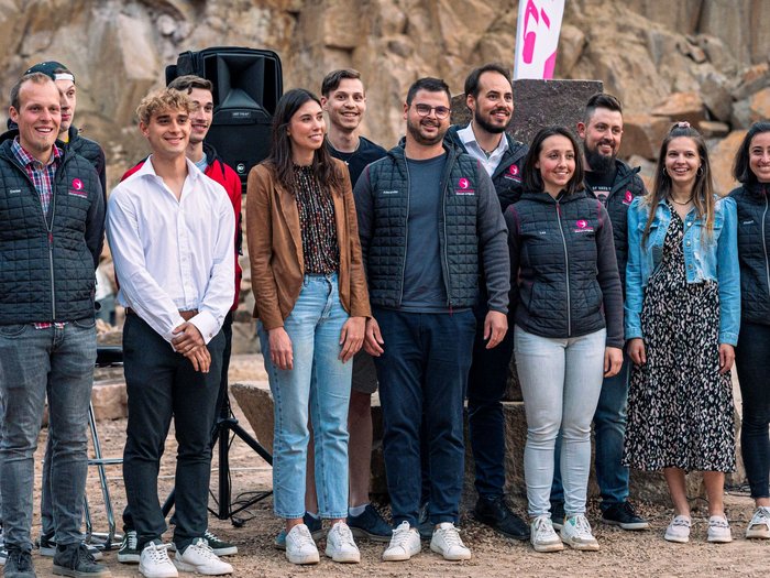 Mission Handwerk – das WIR im Mittelpunkt Gruppe von zwölf Personen steht draußen vor Felsen für ein Gruppenfoto