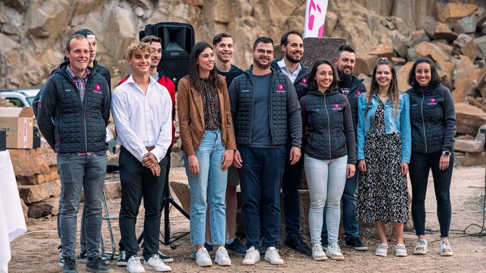 Mission Handwerk – das WIR im Mittelpunkt Gruppe von zwölf Personen steht draußen vor Felsen für ein Gruppenfoto