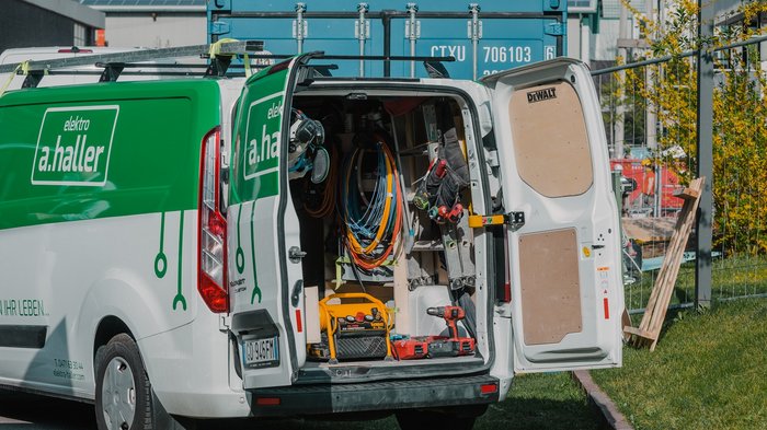 Start-up Receptic sagt Werkzeug-Verlust den Kampf an Offenes Elektrohandwerkerfahrzeug mit Werkzeug und Kabeln auf Baustelle