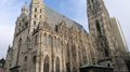 Auf Reisen: Althandwerker auf Flusskreuzfahrt Stephansdom in Wien mit vielen Besuchern davor am Tag
