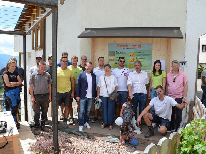 © lvh.apa Gruppenfoto von Menschen vor einem Gebäude mit einem Informationsschild