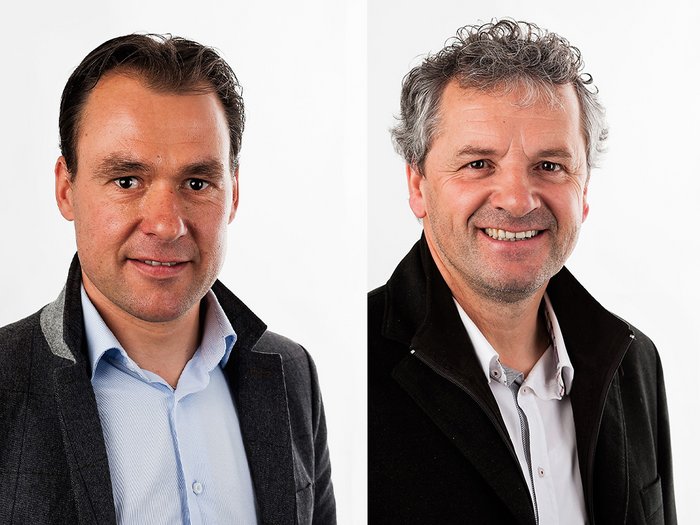 Circondario lvh.apa della Val Gardena: cambio al vertice Due uomini in abbigliamento formale su sfondo bianco