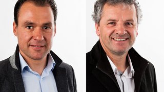 News Zwei Männer in formeller Kleidung vor weißem Hintergrund