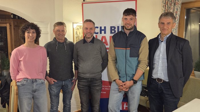 Digilog in die Zukunft Fünf Personen stehen vor Banner in Zimmer bei Veranstaltung