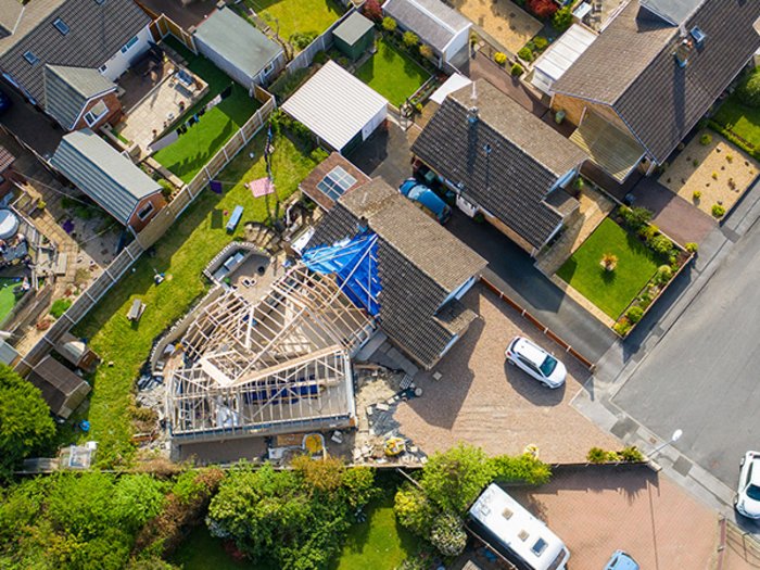 Neues Raumordnungsgesetz: Jetzt sind die Gemeinden am Zug Luftaufnahme eines Hauses im Bau in einem Wohnviertel