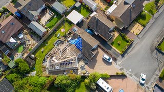 News Luftaufnahme eines Hauses im Bau in einem Wohnviertel