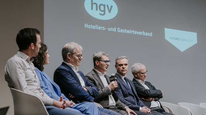 Anlaufstelle für Künstliche Intelligenz vorgestellt Paneldiskussion mit sechs Personen bei der Hoteliers- und Gastwirteverband Veranstaltung