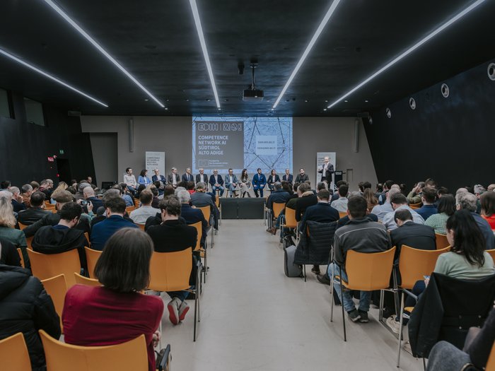 Anlaufstelle für Künstliche Intelligenz vorgestellt Fachkonferenz mit Publikum und Podiumsdiskussion im modernen Tagungsraum