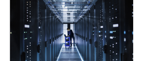 Soluzioni digitali Tecnico controlla server in un data center