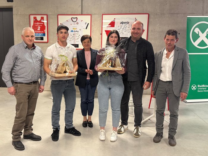 lvh-Bezirksversammlung Unterland: Neuer Bezirksobmann, bewährtes Engagement Sechs Personen posieren mit Geschenken vor Sporttrikots und Raiffeisen-Banner