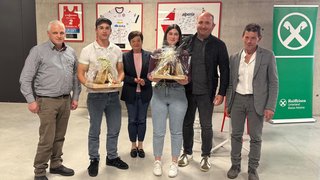 News Sechs Personen posieren mit Geschenken vor Sporttrikots und Raiffeisen-Banner