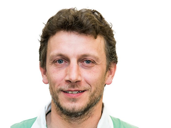 „Lehrlinge dürfen in der Krise nicht in den Schatten geraten“ Portrait eines lächelnden Mannes mit kurzen braunen Haaren vor weißem Hintergrund