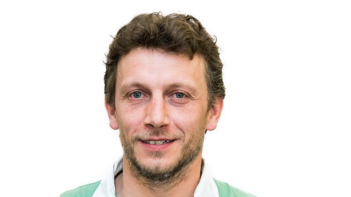 „Lehrlinge dürfen in der Krise nicht in den Schatten geraten“ Portrait eines lächelnden Mannes mit kurzen braunen Haaren vor weißem Hintergrund