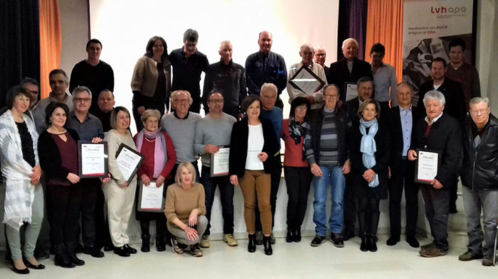 Raum für Handwerk Gruppenfoto von Personen mit Urkunden bei einer Auszeichnung