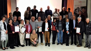 News Gruppenfoto von Personen mit Urkunden bei einer Auszeichnung