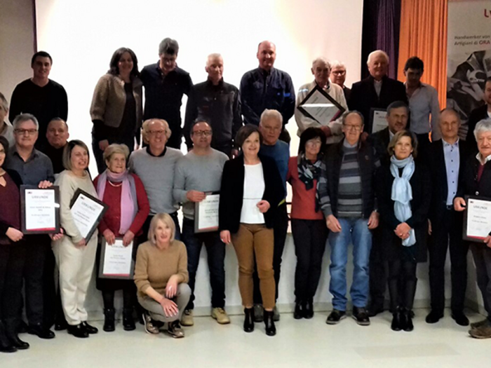 Raum für Handwerk Gruppenfoto von Personen mit Urkunden bei einer Auszeichnung