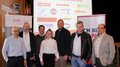 Südtiroler Tiefbauunternehmer/innen: Michael Hofer als Obmann bestätigt Sieben Personen posieren vor einer Wand mit Sponsorlogos bei einer Veranstaltung