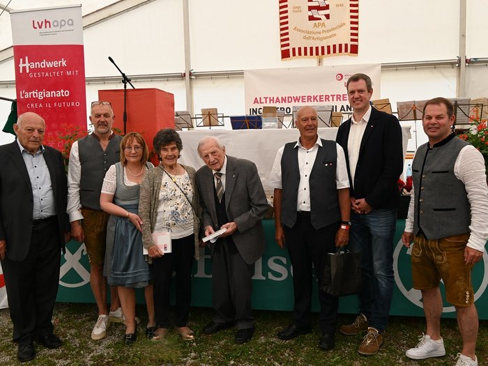 62. Althandwerkertreffen in der Festung Franzensfeste Gruppe von acht Personen bei Handwerksveranstaltung in Trachten und Anzügen