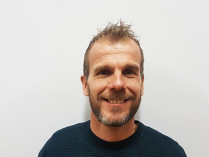 Junges Handwerk in Vöran auf Vormarsch Lächelnder Mann mit kurzen Haaren und Bart vor weißem Hintergrund