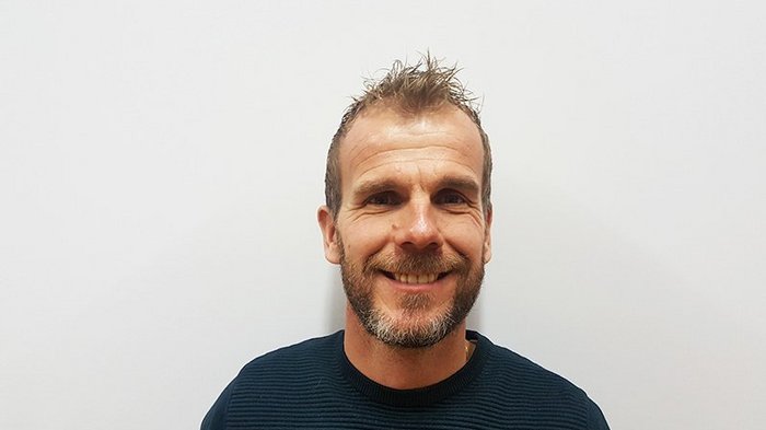 Junges Handwerk in Vöran auf Vormarsch Lächelnder Mann mit kurzen Haaren und Bart vor weißem Hintergrund