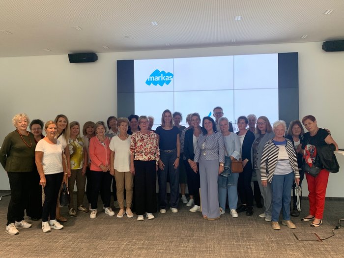 Frauen-Power unterwegs Gruppenfoto von 22 Personen vor einem Bildschirm mit Markas-Logo